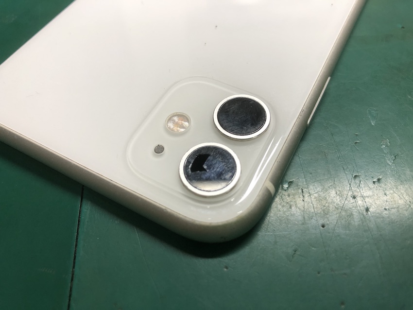 カメラレンズの割れたiPhone11本体