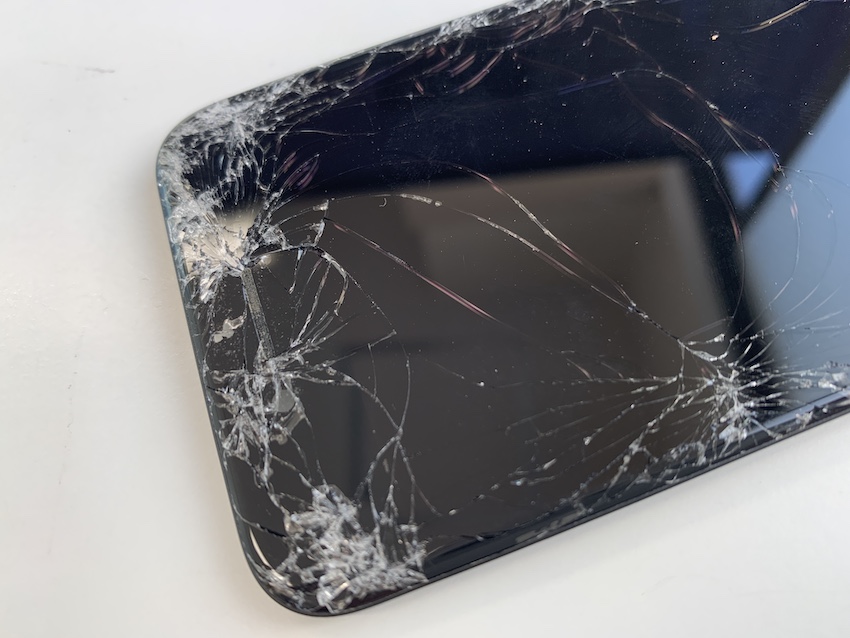 iPhoneSE2のガラス割れを15分で修理