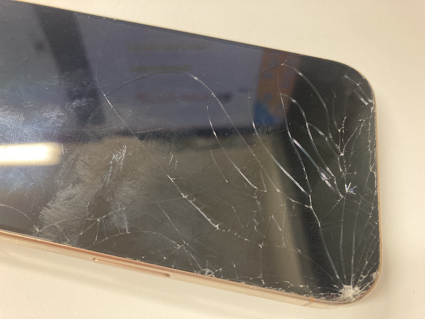 【買取事例】iPhone16Proの画面割れ、代官山エリアで売るなら中目黒の成田也へ