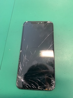 バキバキに割れたiPhoneXパネル