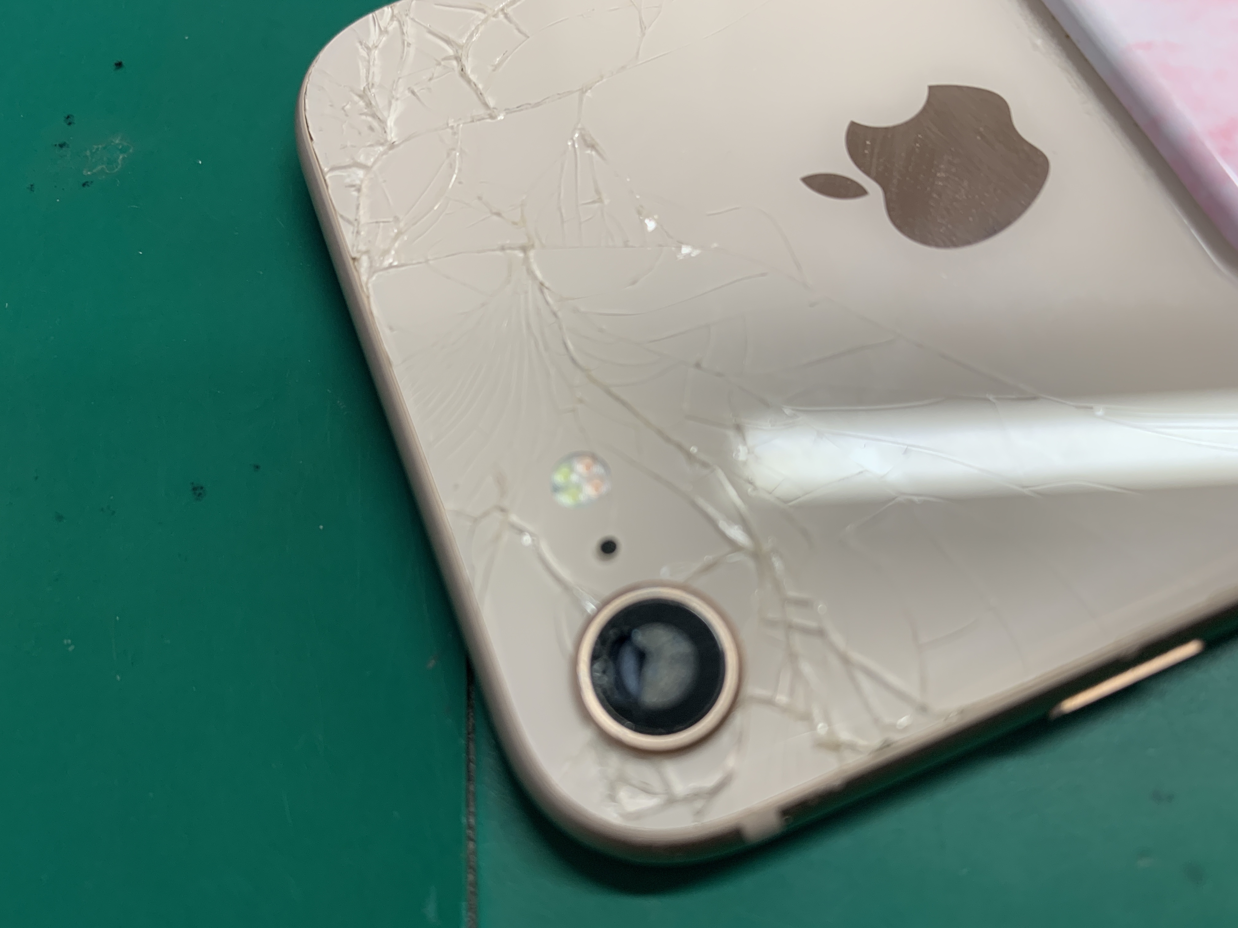 iPhone8のアウトカメラレンズ割れ修理、即日対応