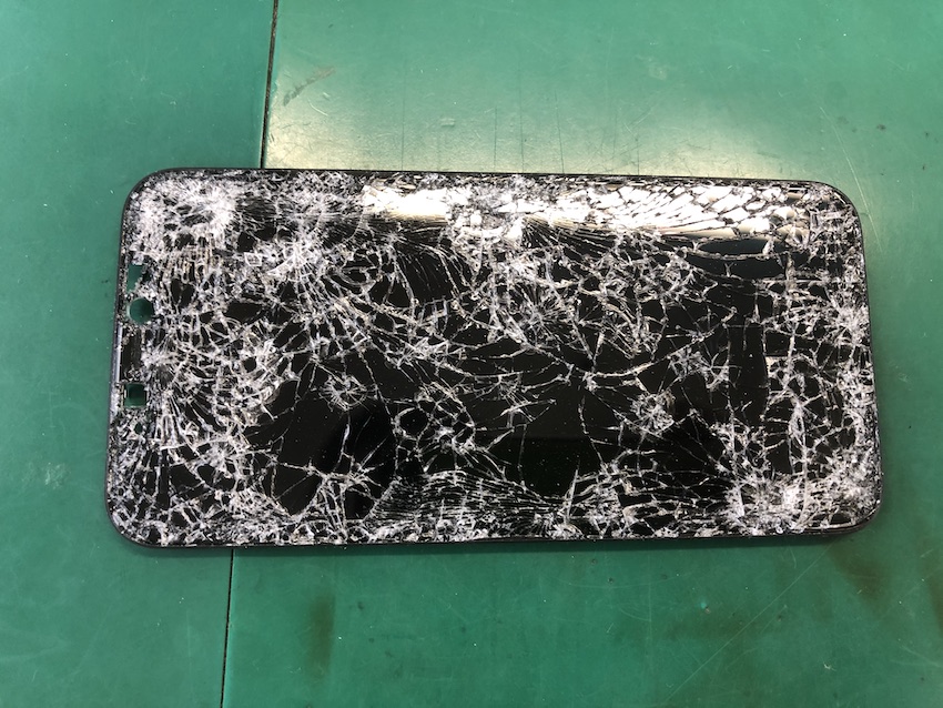 車に轢かれ割れたiPhone11Proの液晶パネル