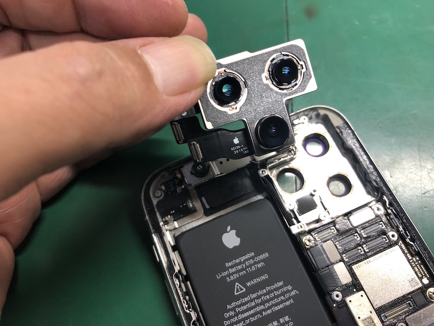 iPhone11Proのアウトカメラを交換修理