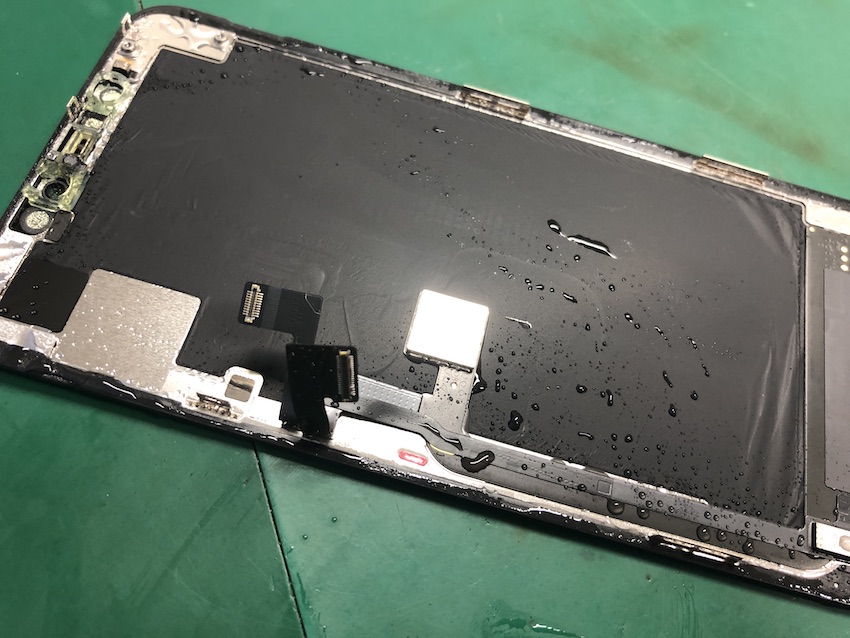 水没したiPhone11ProMaxの取り外した液晶パネル