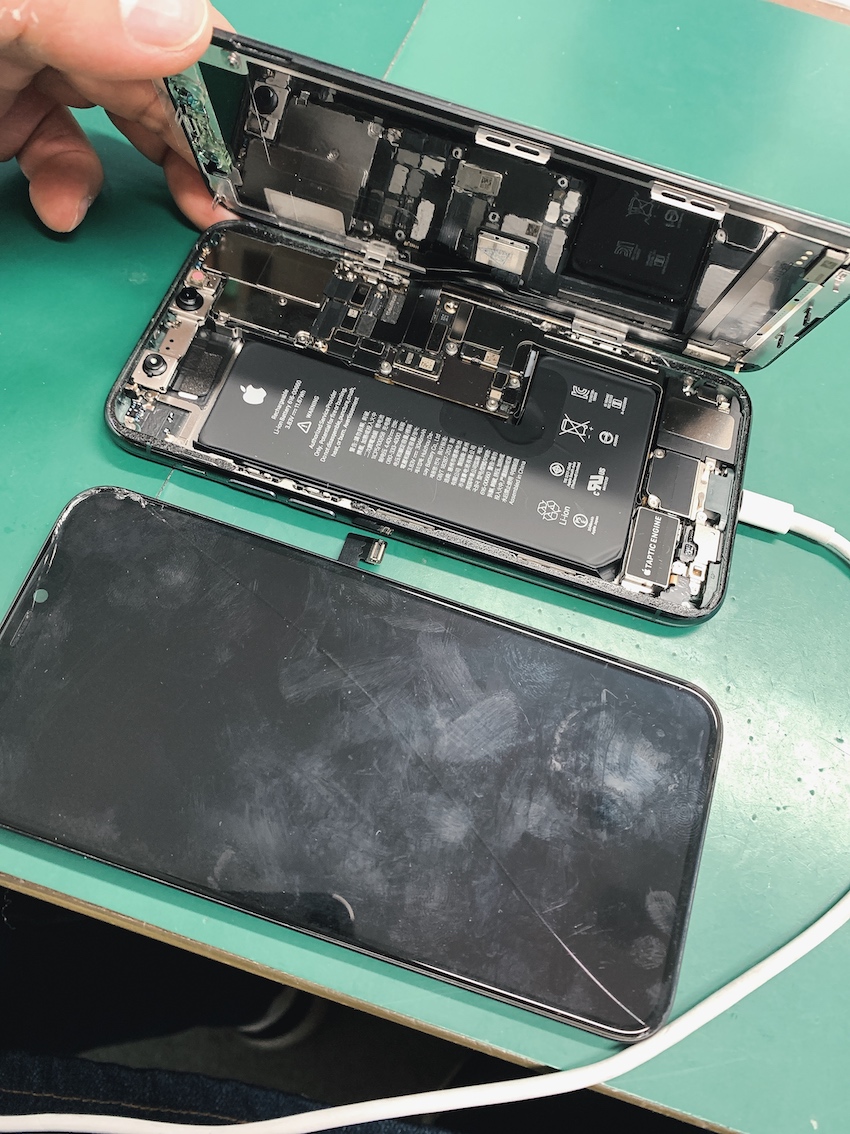 東京最安値のiPhone11Pro修理を行います。