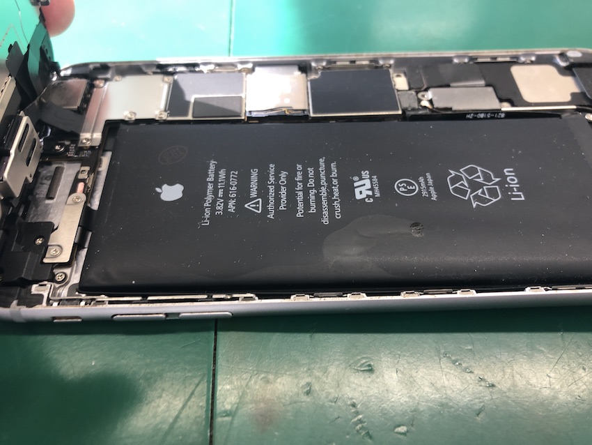 劣化し膨張したiPhone6Plusのバッテリー