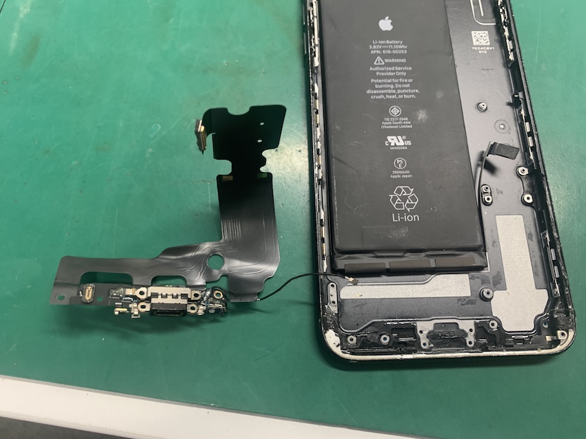 ドックコネクタが壊れたiPhone8本体