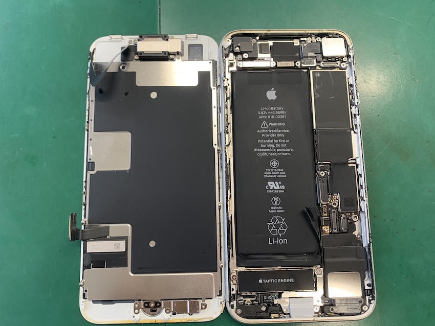 iPhone8の劣化したバッテリーと本体