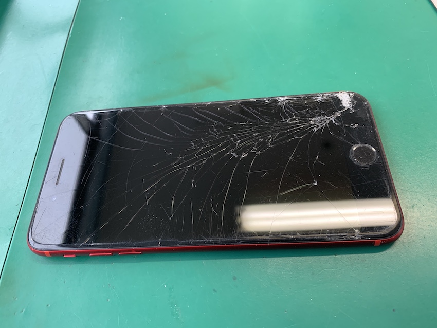 iPhone8plusの液晶画面ガラス割れ修理、即日15分