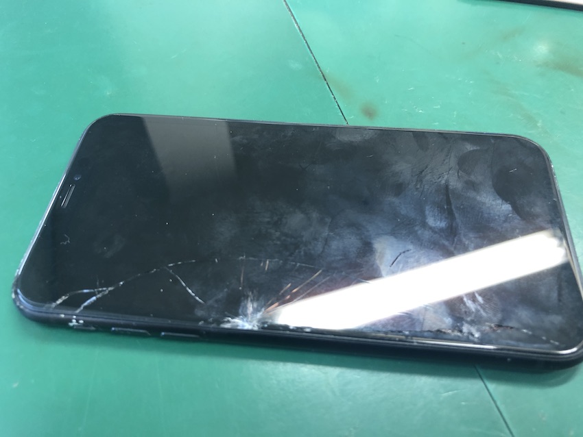 iPhoneXの画面修理で取り外した液晶パネル