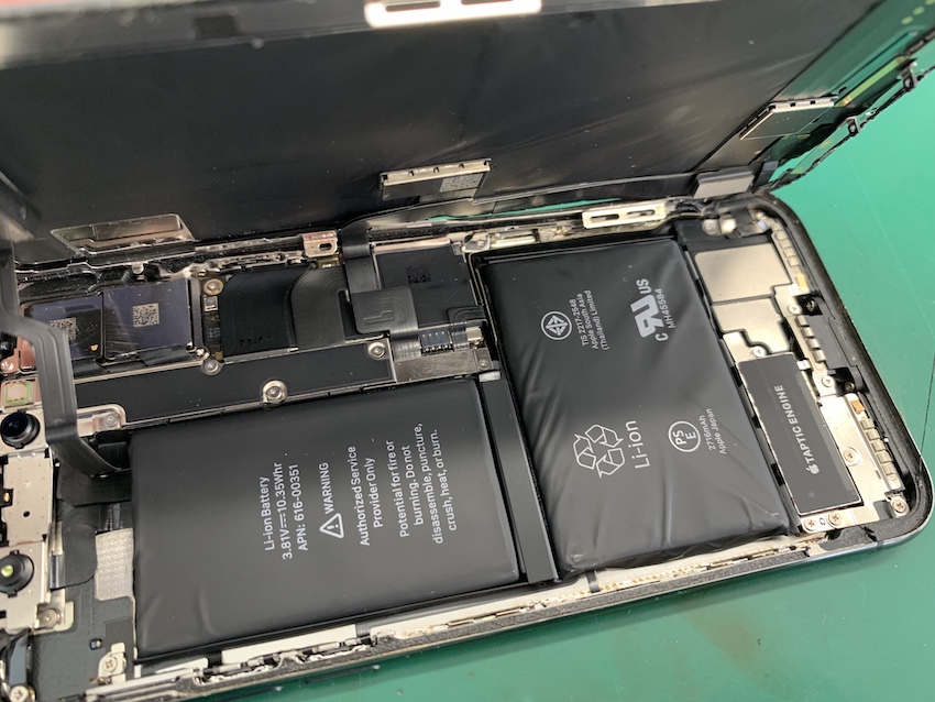 バッテリーの膨張したiPhoneX本体