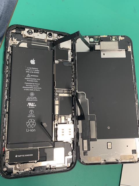 iPhoneXR水没で分解中