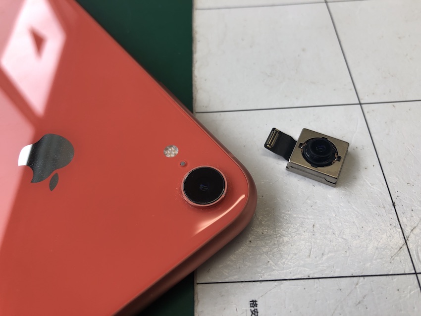 ボヤけるiPhoneXRのアウトカメラ交換修理