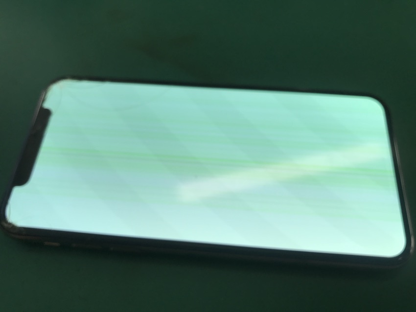 学芸大学より修理依頼のあった衝撃により画面が緑色になったiPhoneXsの液晶パネル