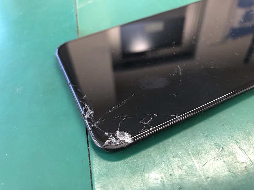 iPhoneXsのヒビ割れた画面を交換修理